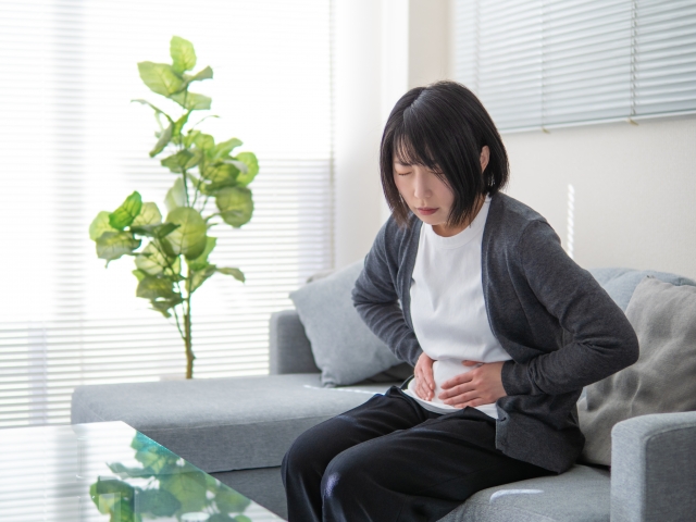 食後のお腹の張り・ガスだまりが続くとき——消化酵素不足と腸内発酵の分子栄養学