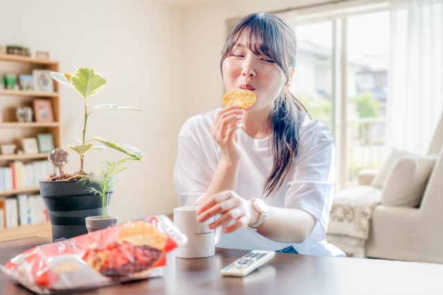 甘いものがやめられない理由｜意志の弱さではなく血糖とストレスのサインかも