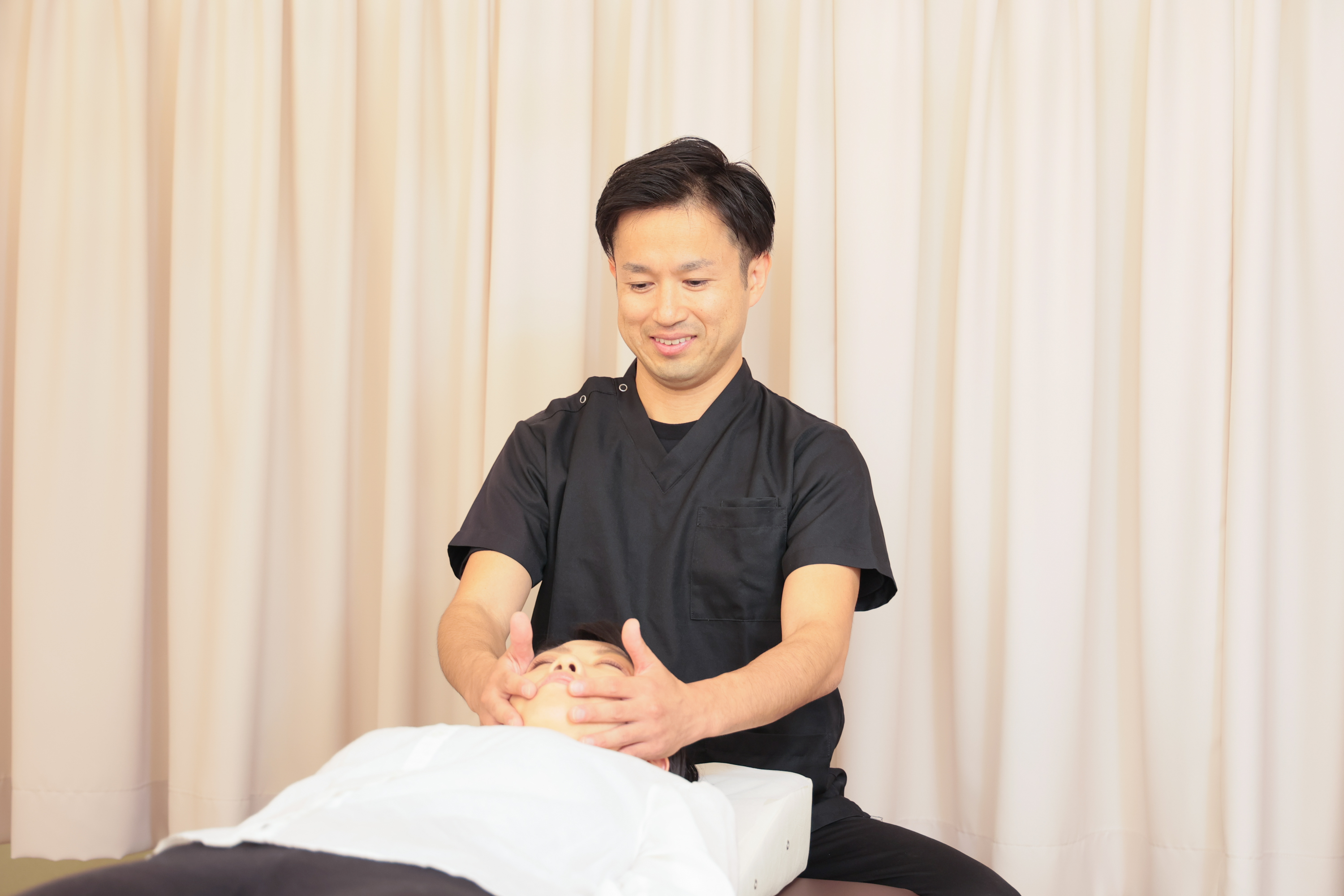 院長が患者様の首の神経伝達を精密に確認している様子