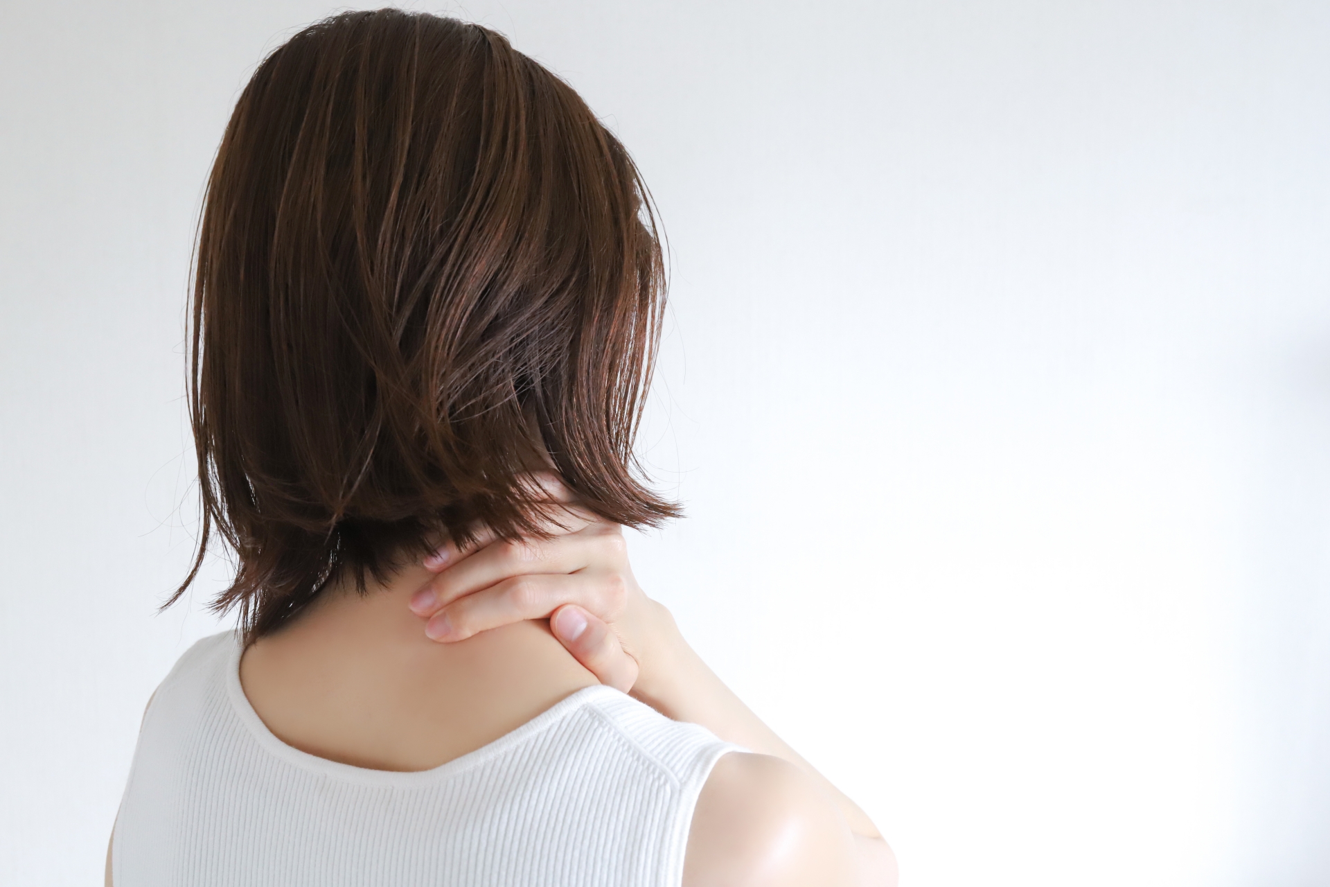 寝ても取れない疲れとコリ——体の「くすぶる炎症」にクルクミンが働くしくみ