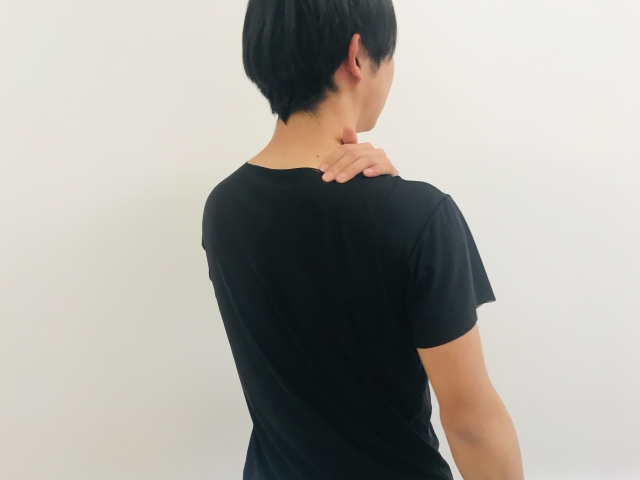 事故後も続く肩の重だるさ——神経の縮みが原因