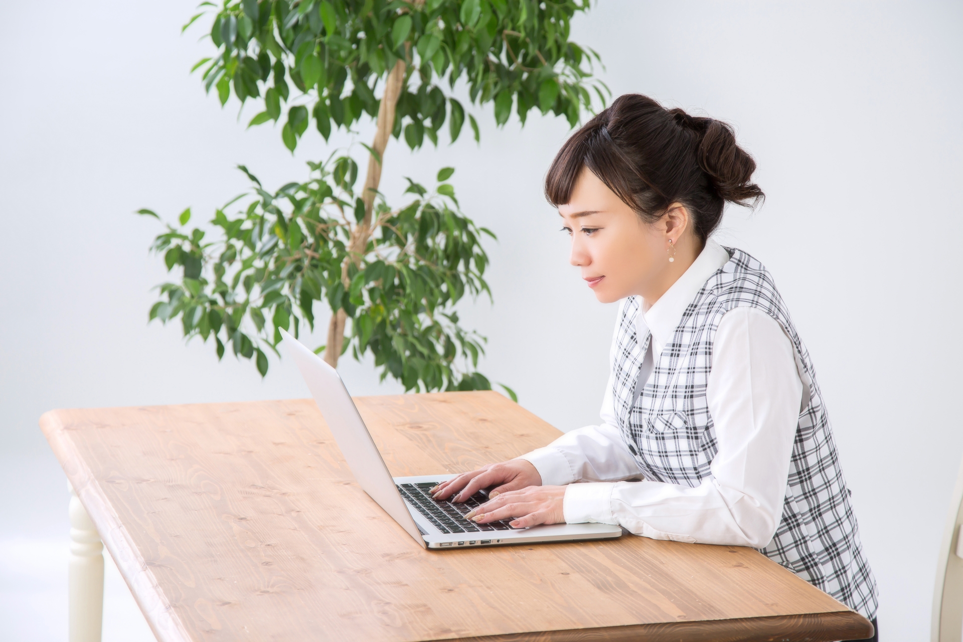 【枚方市】猫背と骨盤のずれの関係性｜根本改善のために知っておくべきポイント