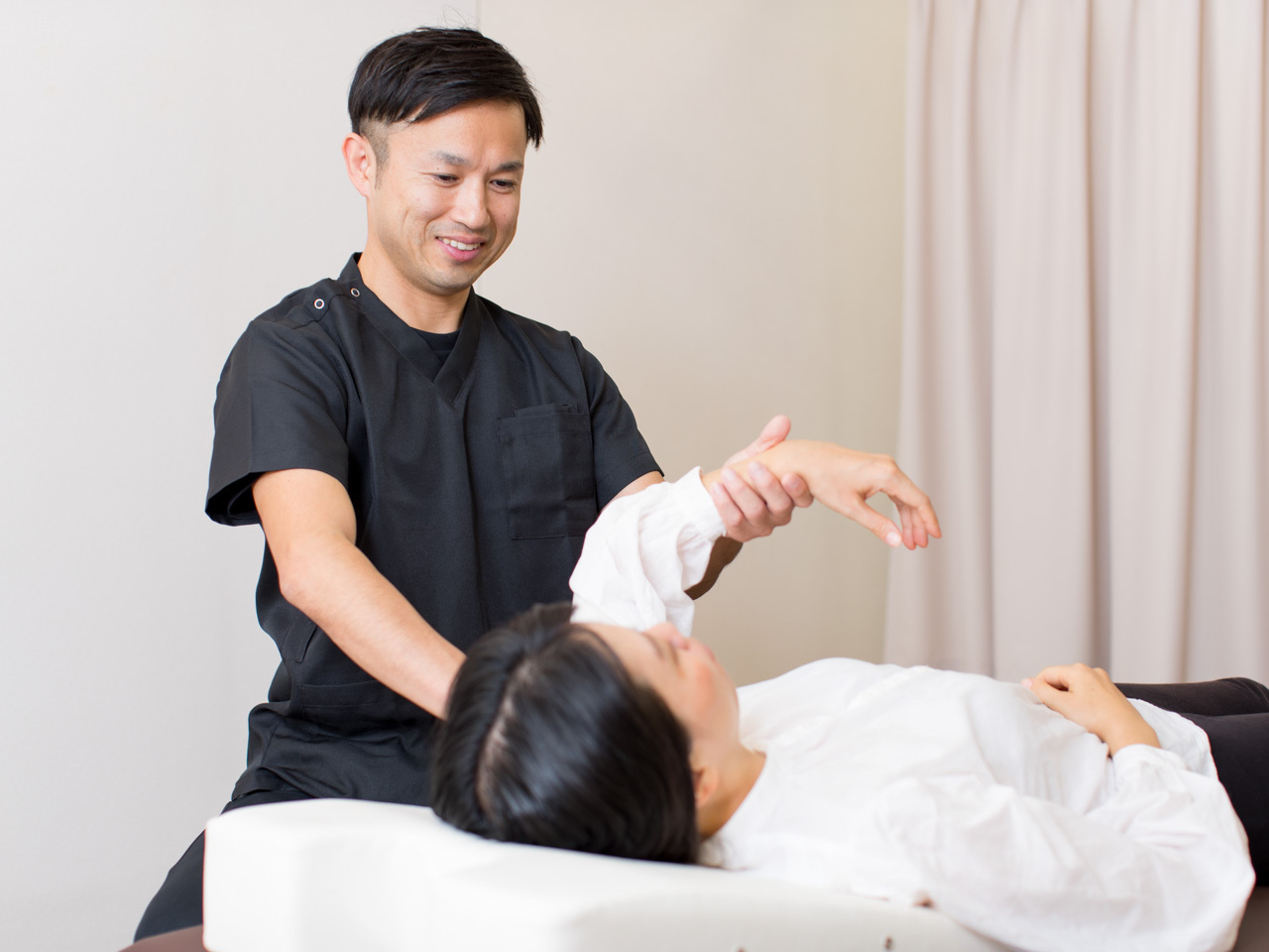 大黒整骨院 院長による肩関節の可動域精密チェック