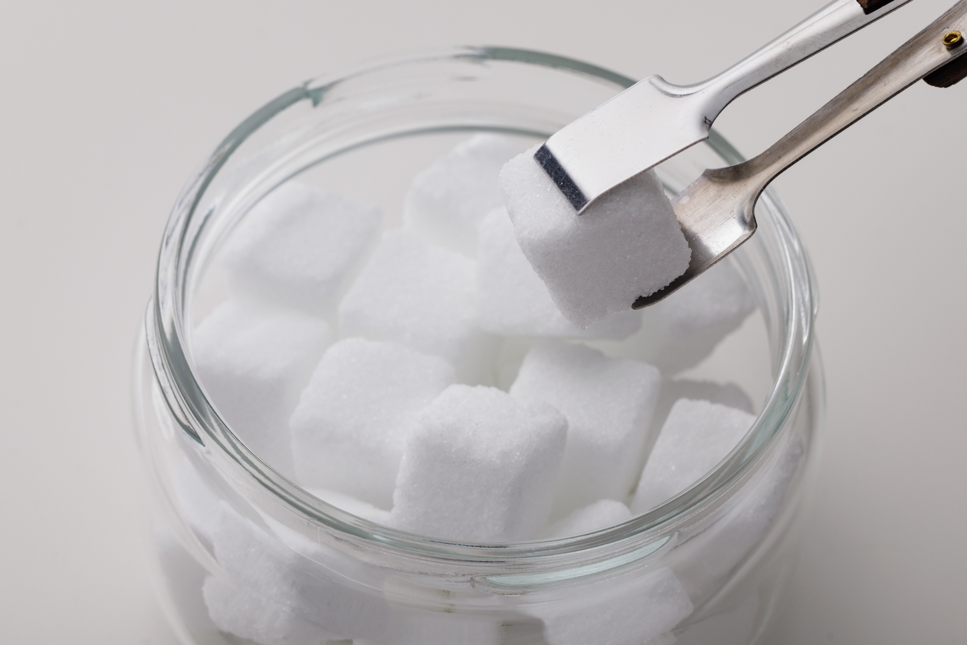 「甘いものがやめられない」は意志の弱さじゃない｜砂糖依存の分子メカニズムと抜け出し方