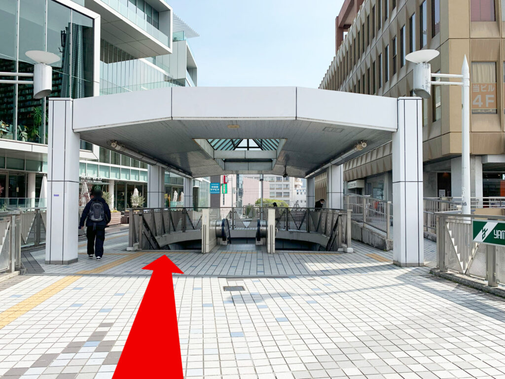 STEP 05: 高架の歩道を直進し、階段を下ります。