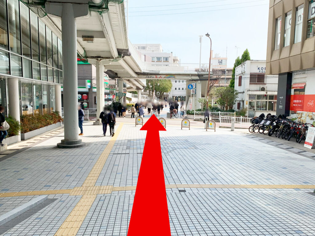 STEP 06: 階段を下りたあと、そのまま直進してください。