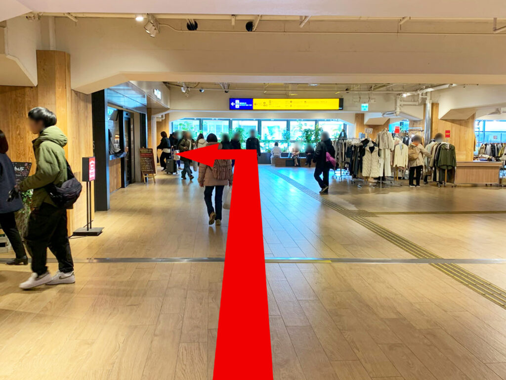 STEP 02: 突き当たりにある黄色い案内掲示板のところを左折してください。