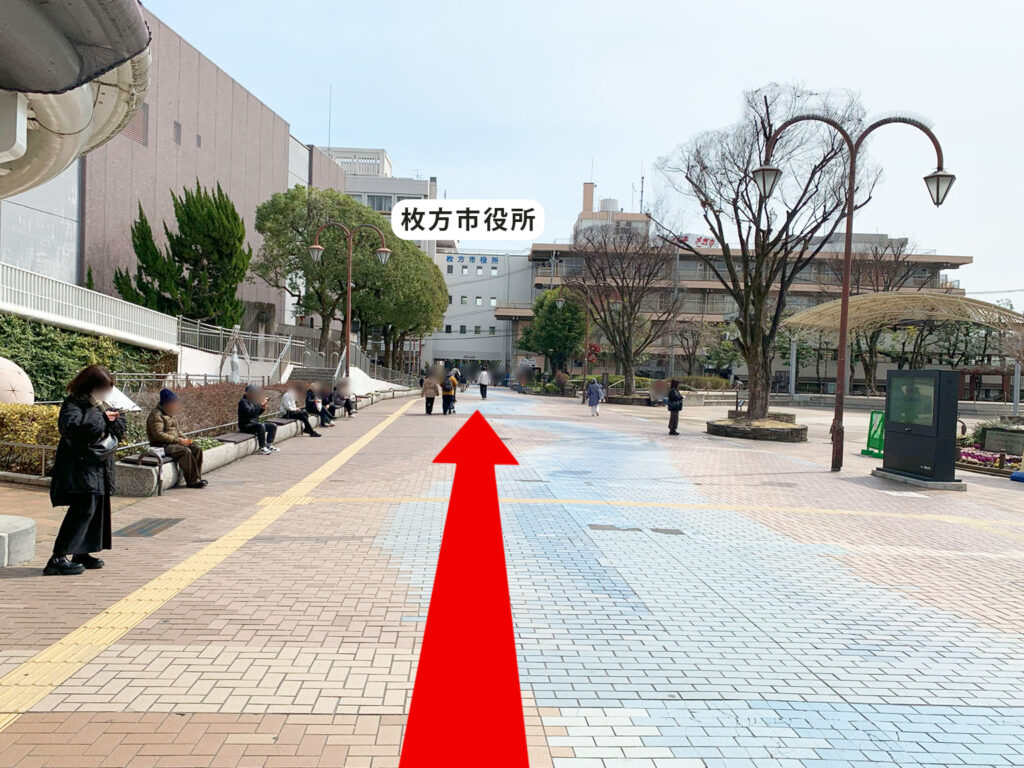 STEP 07: 枚方市役所が見えてきますので、そのまま直進です。