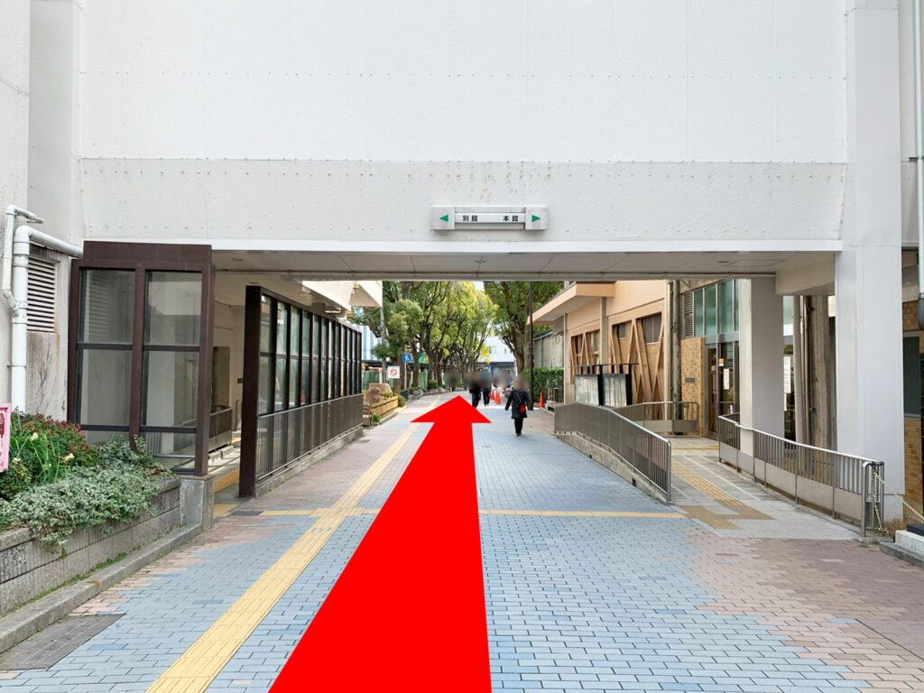 STEP 08: 枚方市役所を通り抜けて、直進します。